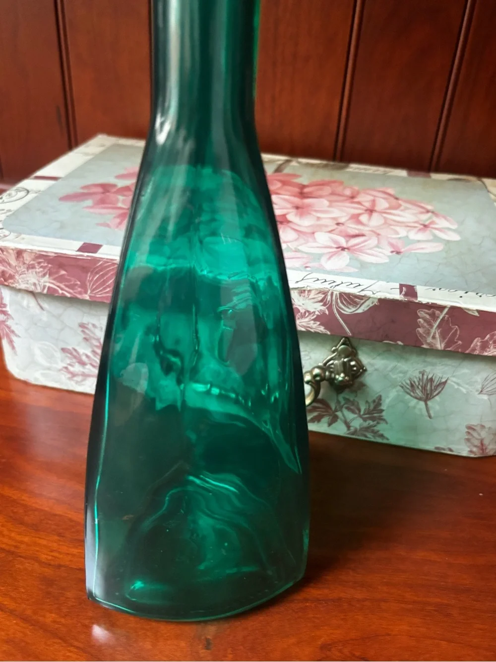 English Georgian green blown glass bottle-shape decanters set of 3